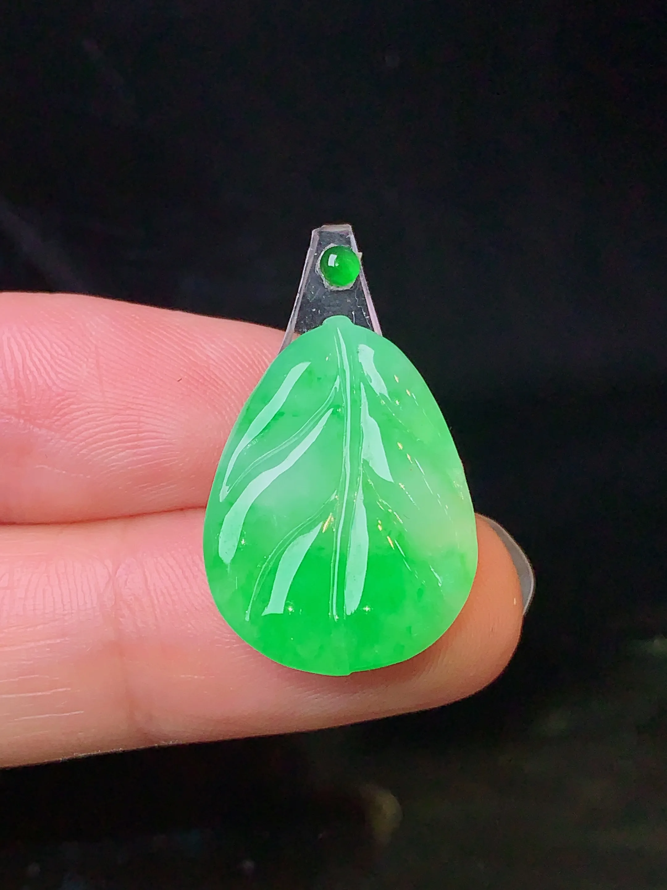 镶嵌款 翠绿树叶吊坠 玉质细腻 色泽艳丽 整体尺寸21.6*16*2.8