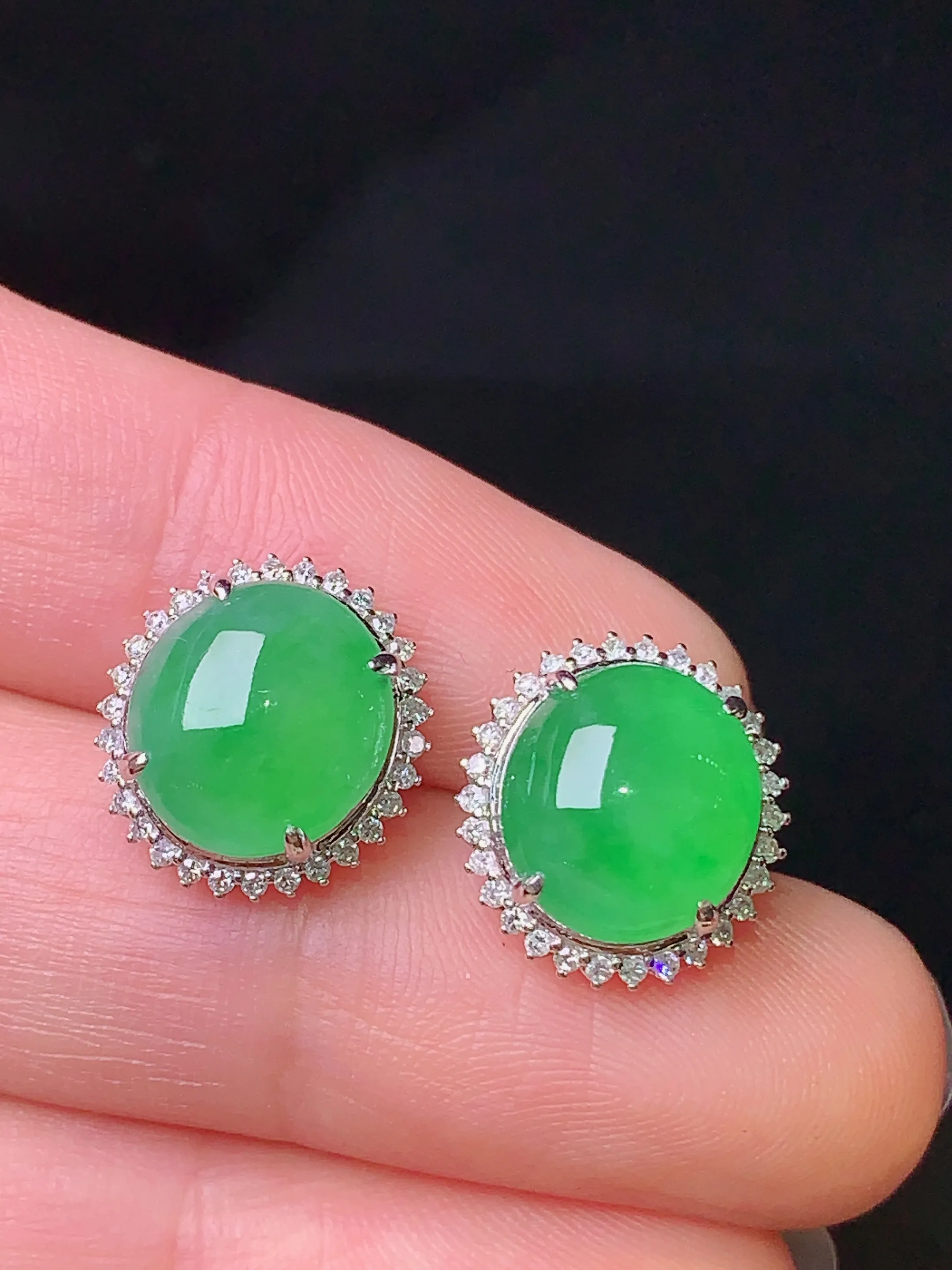 18k金钻镶嵌满绿蛋面耳钉 玉质细腻 色泽清新艳丽 整体尺寸13*12*7.5