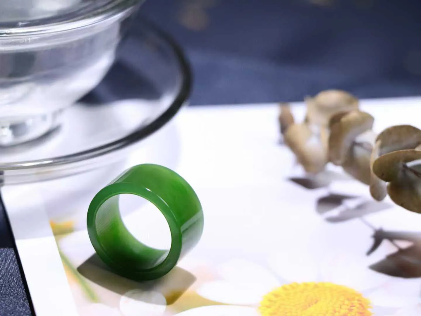 （古韵.扳指）

精品和田玉碧玉扳指 指环 戒圈。七号矿老料 纯正菠菜绿，直切工艺，款式精美，玉