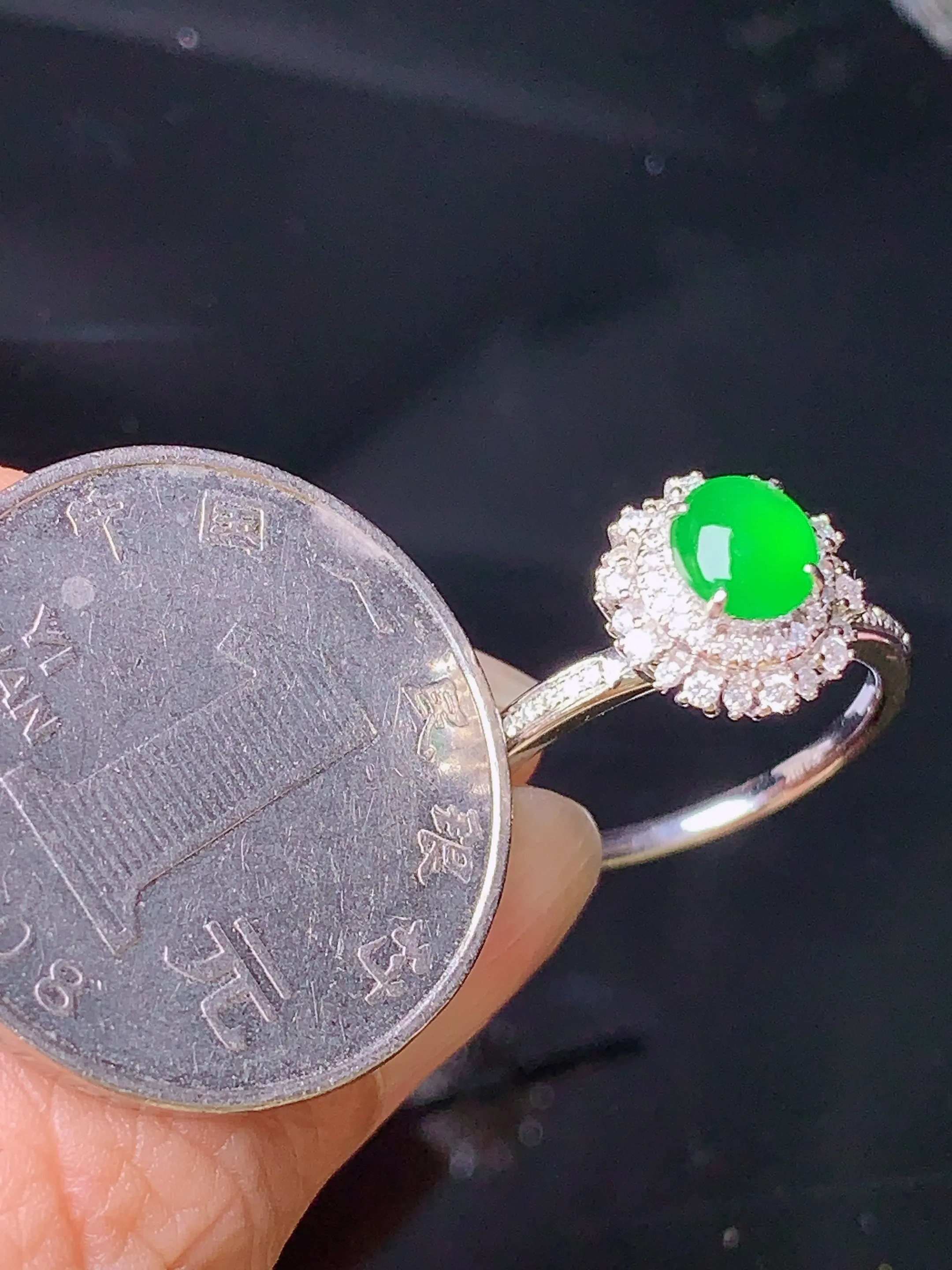 18k金钻镶嵌满绿蛋面戒指 玉质细腻 色泽清新艳丽 圈口14 整体尺寸10.5*10*9.5