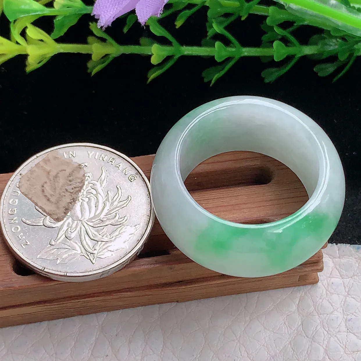 zl自然光21.3*12.6*4.8轮胎指环 天然缅甸翡翠a 货21.3mm内径飘绿花玉戒指