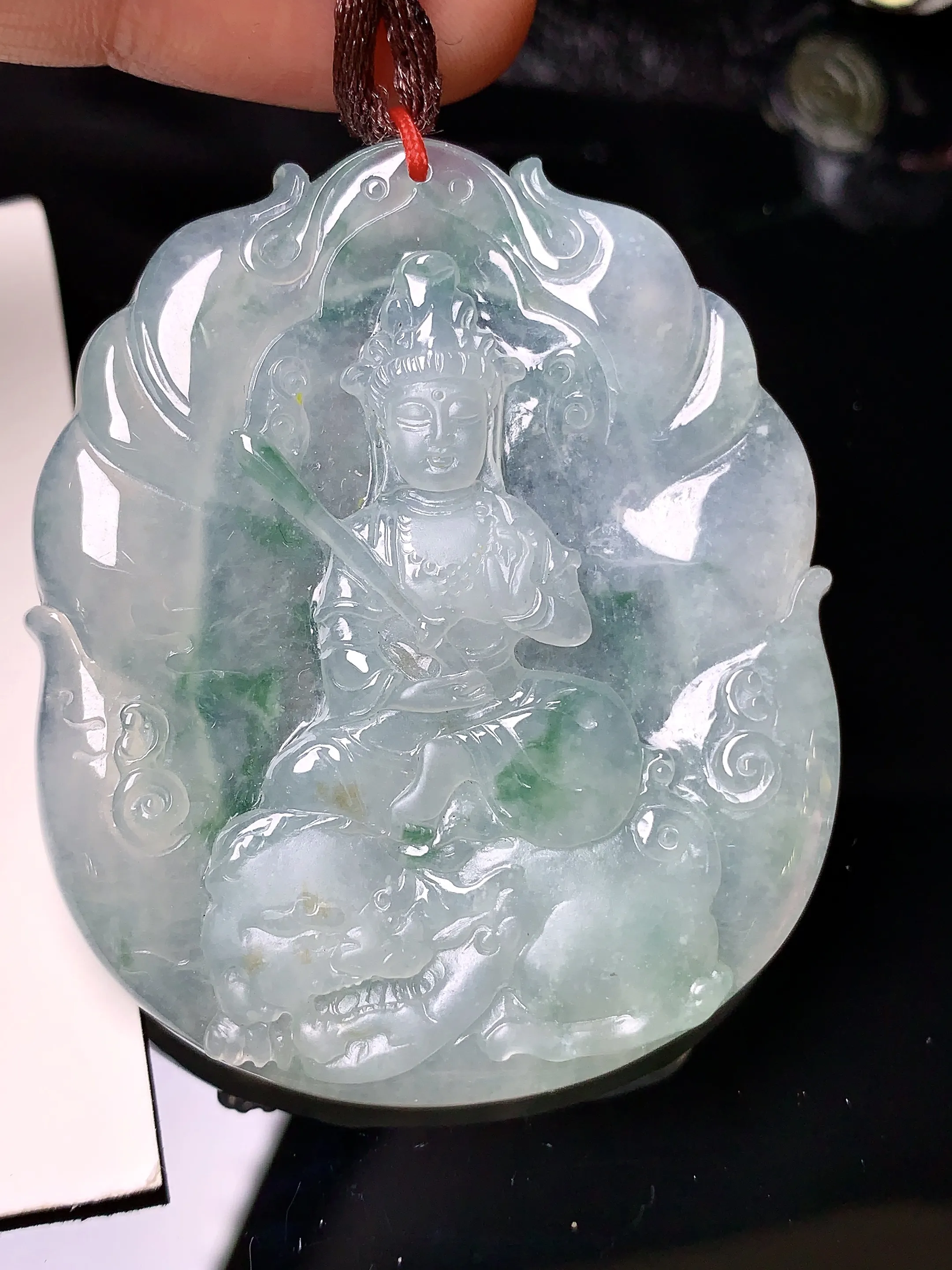 飘绿普贤观音菩萨吊坠 玉质细腻 色泽艳丽 整体尺寸52.2*43.6*5.7