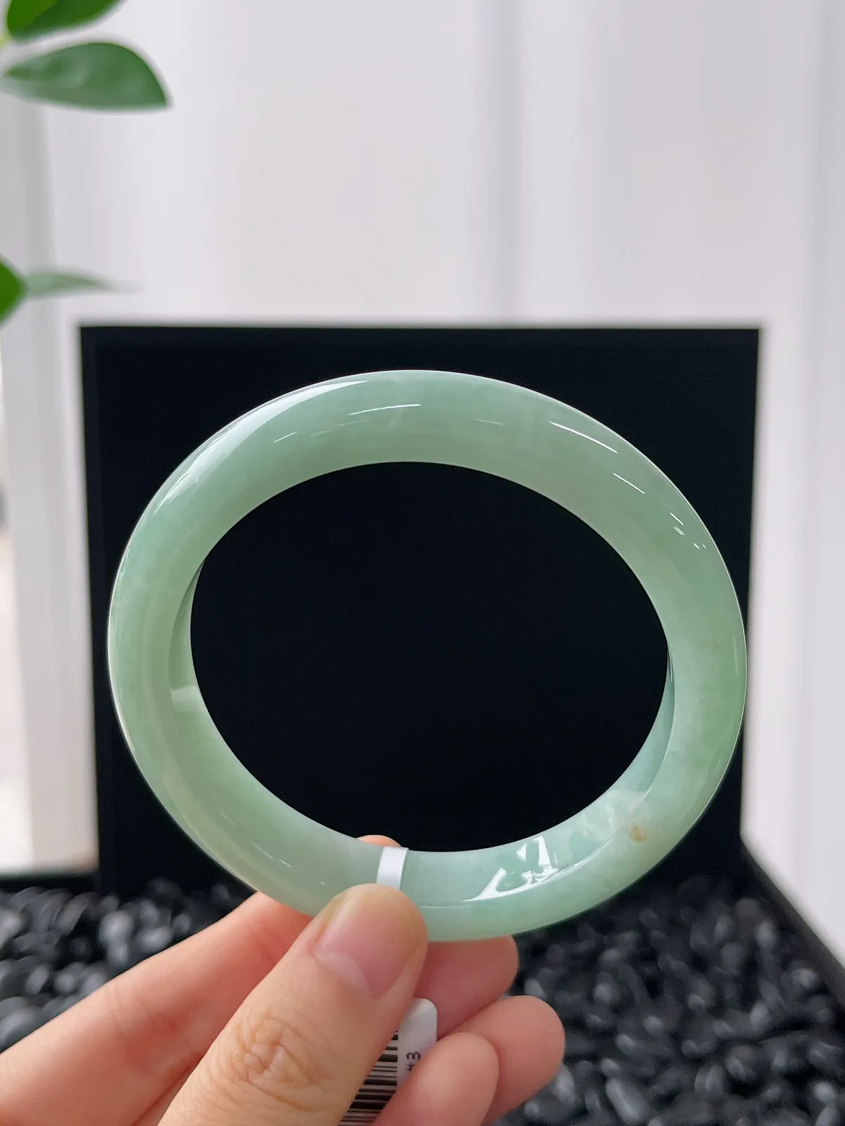 正圈59.6圈口，翡翠糯化种淡绿色手镯