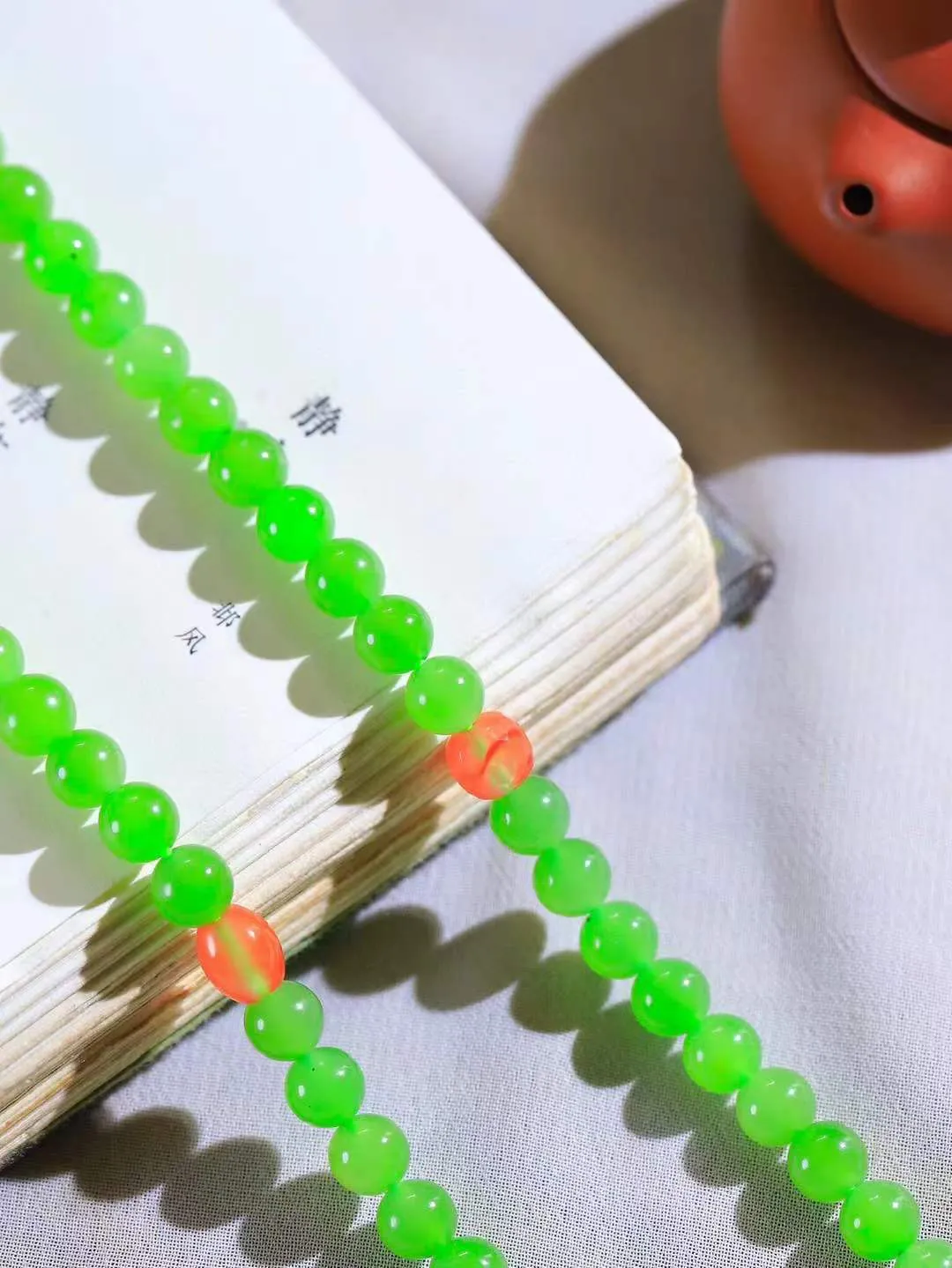 【珠圆玉润.项链】

精品和田玉碧玉珠圆玉润项链 玉质温润细腻  整串打磨圆润，佩戴舒适。珠珠落玉盘，间关莺语花底滑，一生美好时光，无论身在何处，都有它相伴相守。事事顺遂，幸福美满，吉祥如意。重42.3克 尺寸取一6.3mm  791073078A