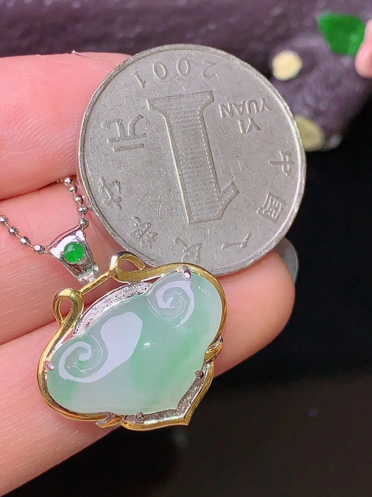 18k金钻镶嵌飘绿如意头吊坠 玉质细腻 色泽艳丽清新 整体尺寸22.6*20.5*6.6