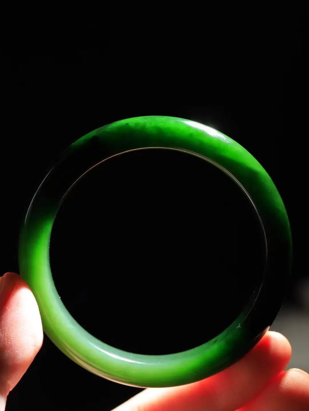 【碧波流转·手镯】

精品️和田玉碧玉手镯，玉质细腻温润，手感舒适，️线条流畅，简约大气，美自天成，佩戴于腕间，婉约之美，举手投足间透出那份低调奢华，醉人心扉。
重54.4克 内径圈口57.5mm尺寸12.2-8.3mm  FDA-13110608