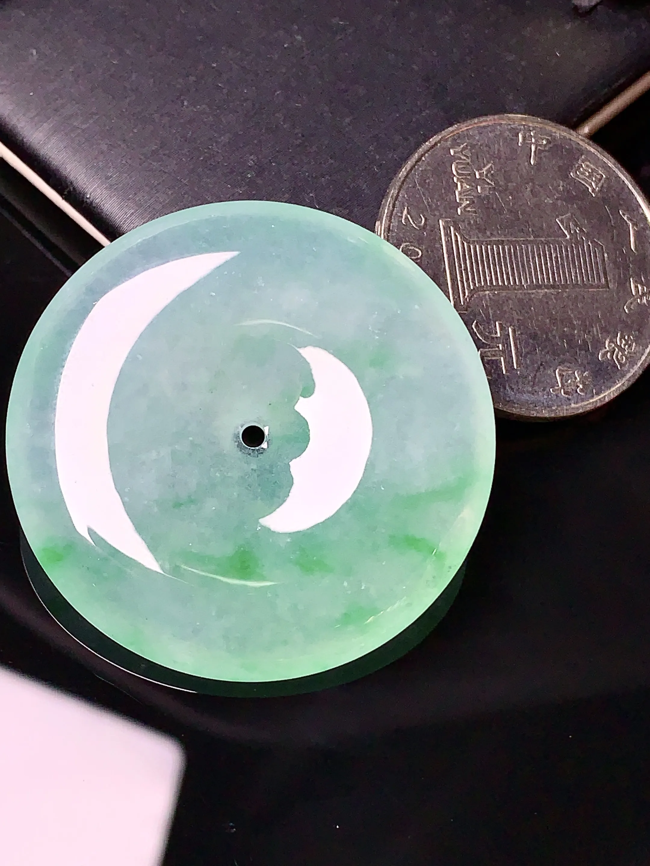 飘绿平安扣吊坠 玉质细腻 色泽艳丽 整体尺寸35.2*6