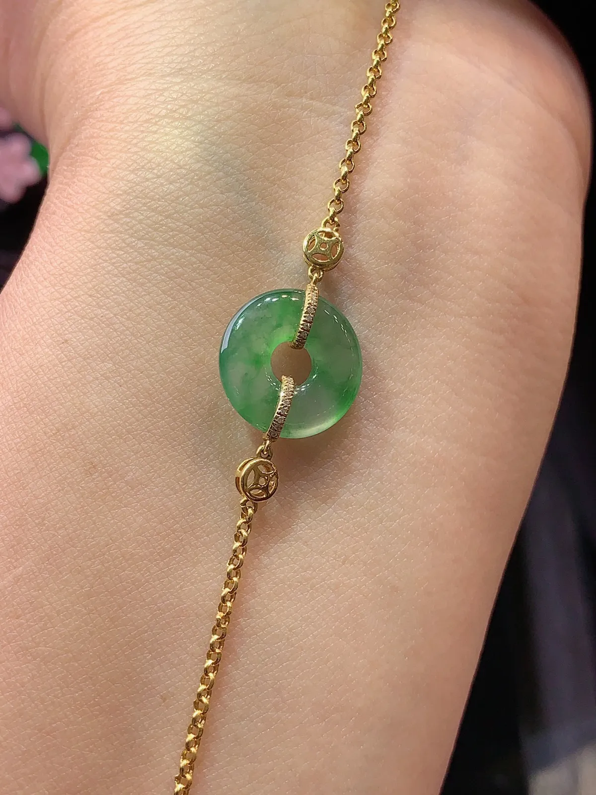 18k金镶嵌飘绿平安扣手链 玉质细腻 色泽艳丽  整体尺寸13.3*3