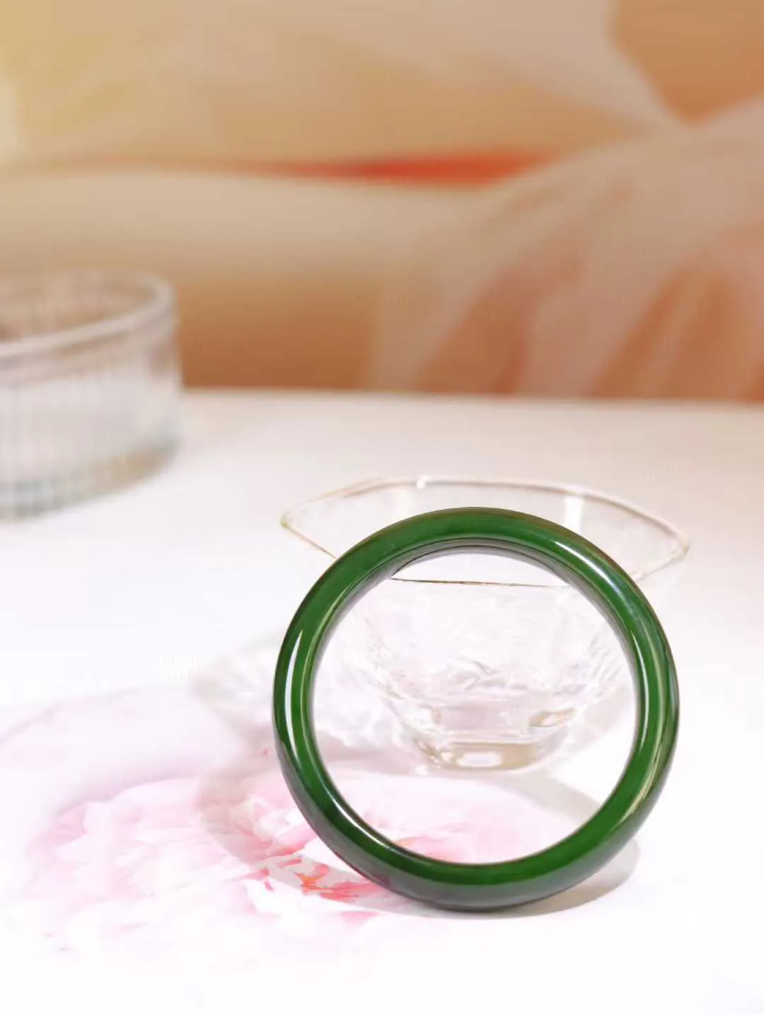 【碧色荡漾】

收藏级和田玉碧玉菠菜绿手镯，俄料七号矿 红皮老料，玉质温润细腻 油性十足，色泽匀称，️款式精美时尚，佩戴美观惹眼，美自天成，婉约之美，举手投足间透出那份低调奢华。

重38.8克 圈口53mm尺寸53-11.3-7.3mm O18823207130