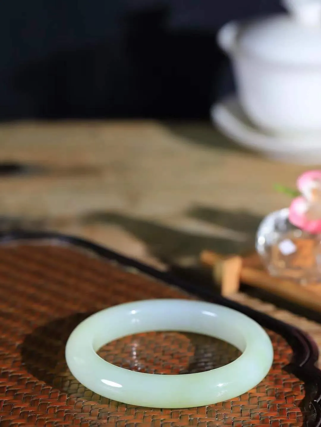 【花样年华·手镯】

精品️和田玉手镯，质地油润细腻，色泽高贵典雅，镯型古朴典雅。在诗情画意的雨巷