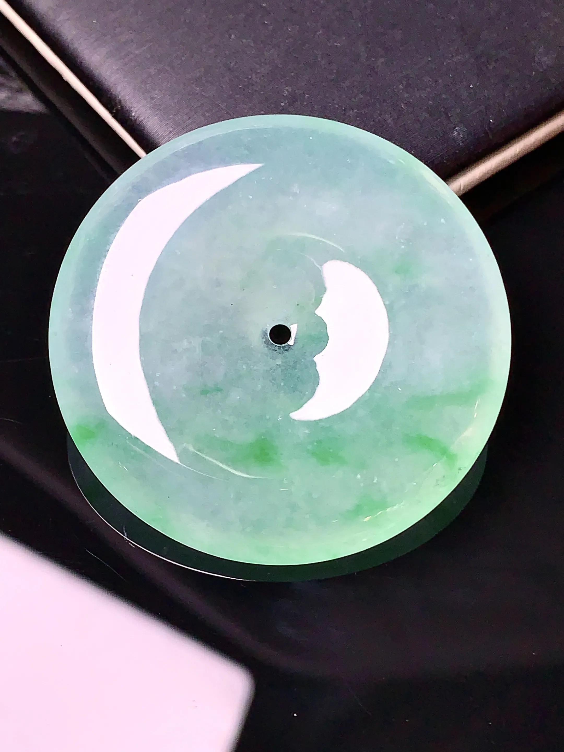 飘绿平安扣吊坠 玉质细腻 色泽艳丽 整体尺寸35.2*6