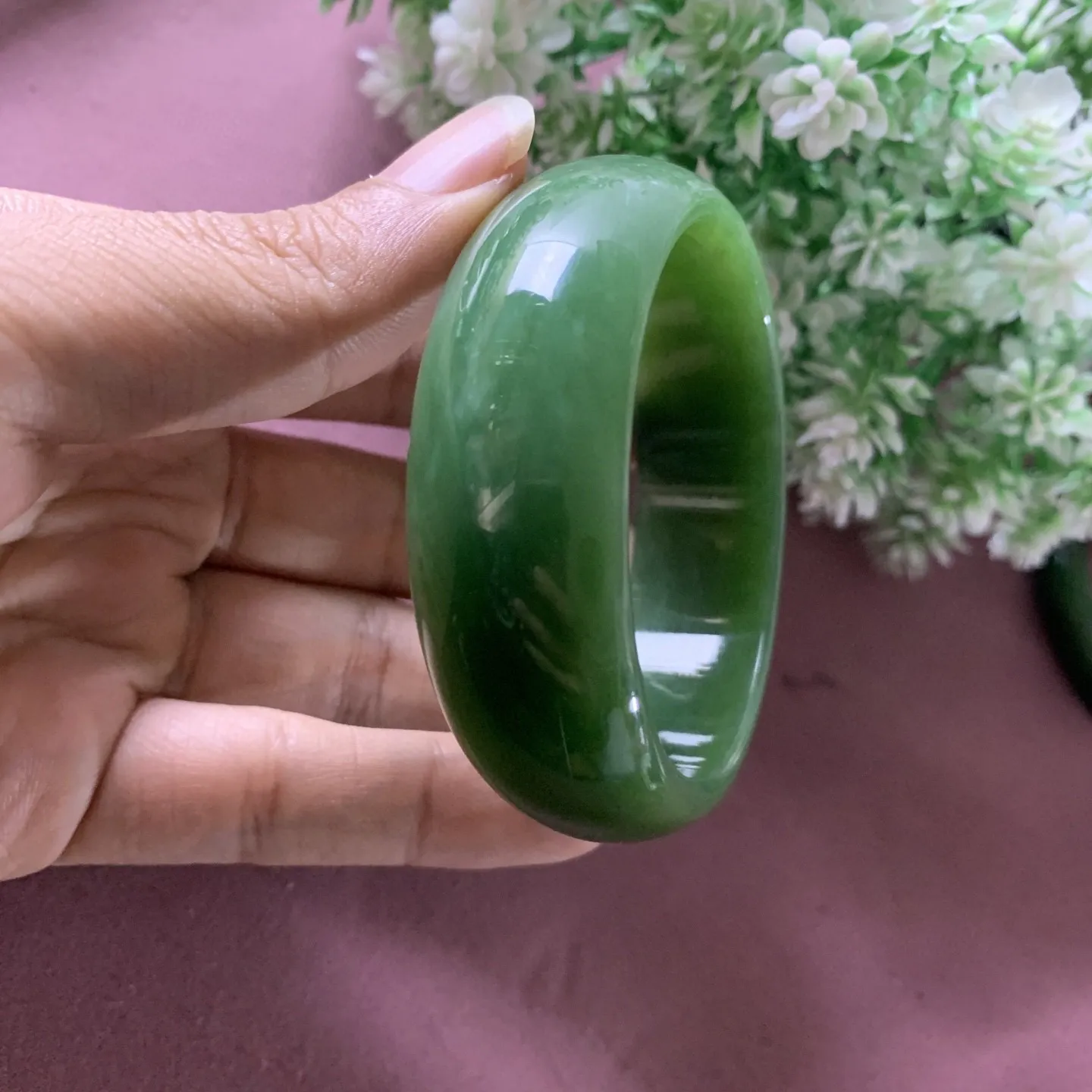 珍藏品，和田玉碧玉58.5圈口阳绿色宽版手镯，玉质细腻油润，密度紧凑，琢型圆润，高脂粉，品相大，佩戴端庄典雅