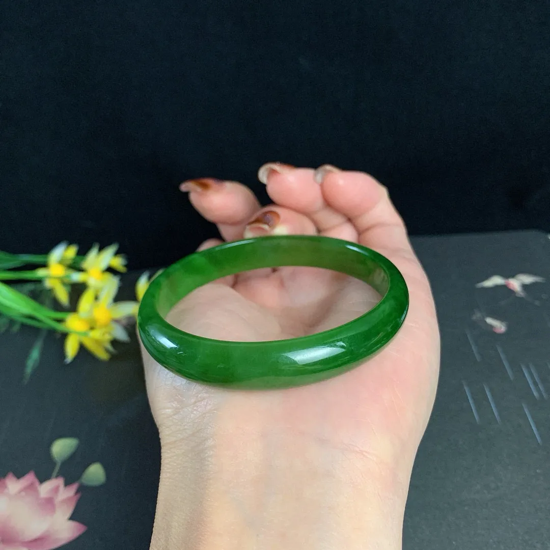 和田玉55圈口阳绿色碧玉手镯！玉质细腻油润 底色纯净 无纹裂脂粉好，品质高