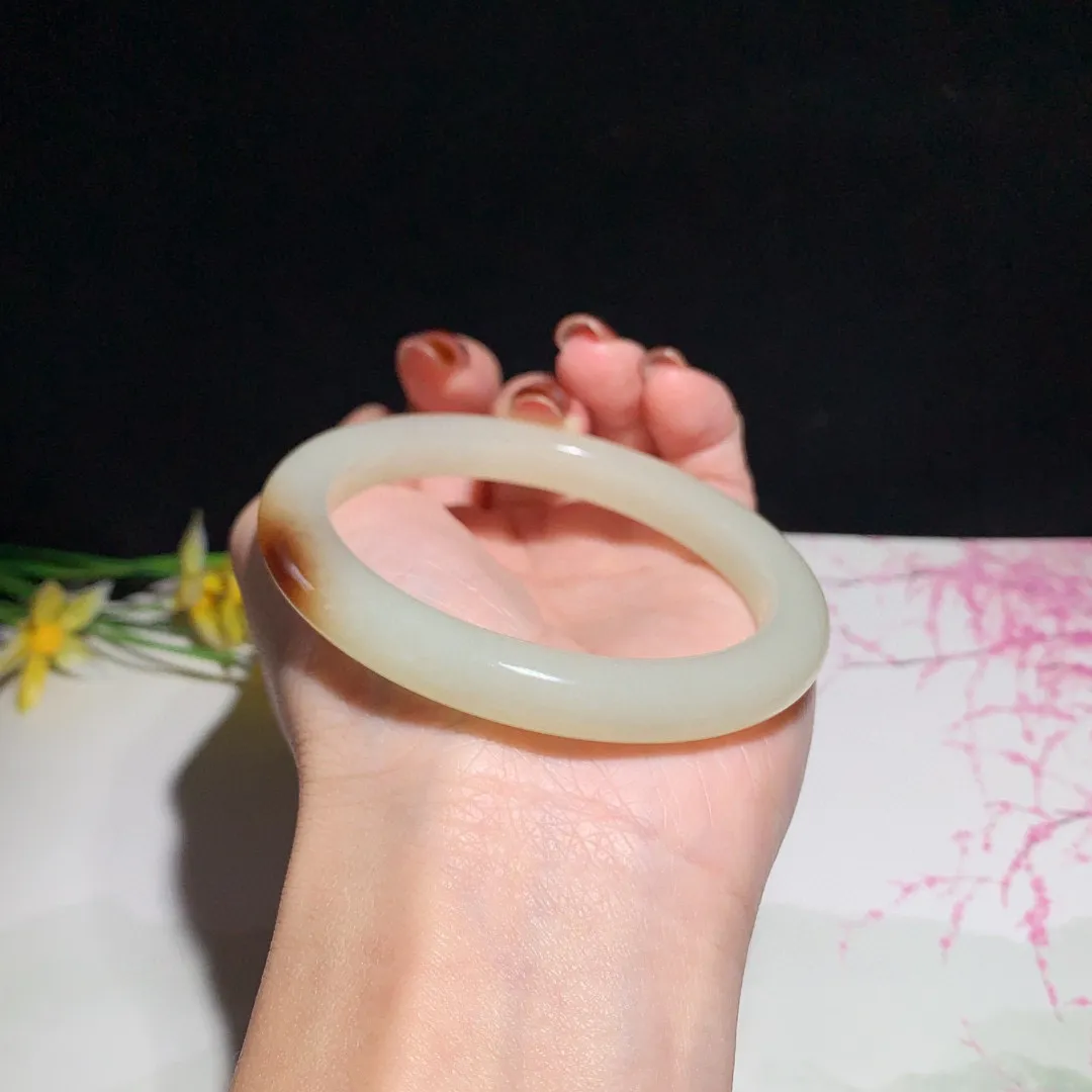 和田玉57.5圈口且末糖手镯！玉质细腻油润 底色纯净无裂无杂 脂粉好，品质高。