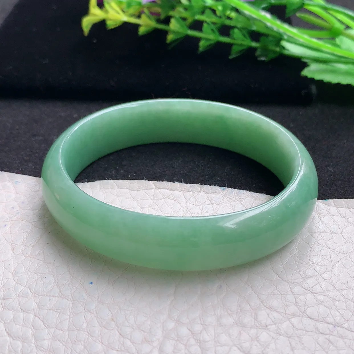 n自然光55*49*14*6.8贵妃镯 天然翡翠a货满绿高雅蛋形宽边玉手镯 玉手环