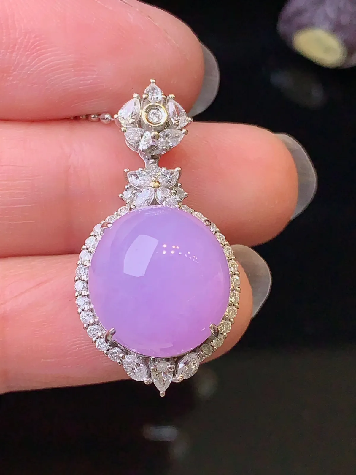 18k金钻镶嵌紫罗兰蛋面吊坠 玉质细腻 色泽艳丽清新 整体尺寸30*15.3*11.5