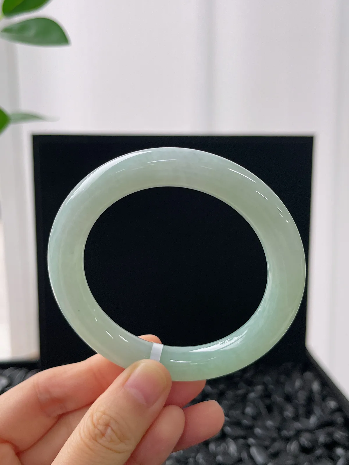 圆镯54圈口，翡翠冰糯种浅绿色手镯