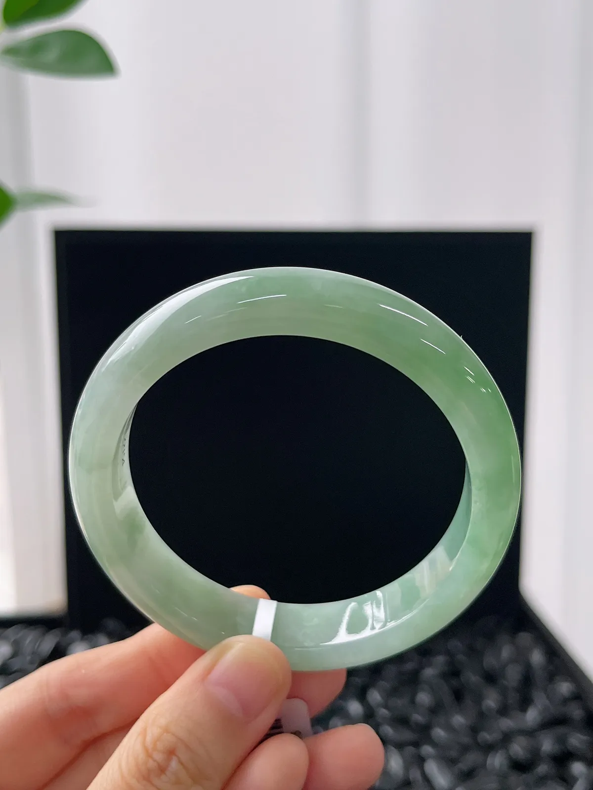 正圈55.9圈口，翡翠冰糯种淡绿色手镯