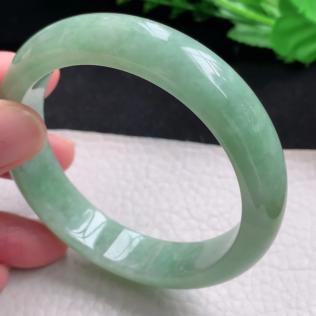 n自然光56*13.5*8.3平安镯 天然翡翠a货满绿宽边玉手镯 玉手环