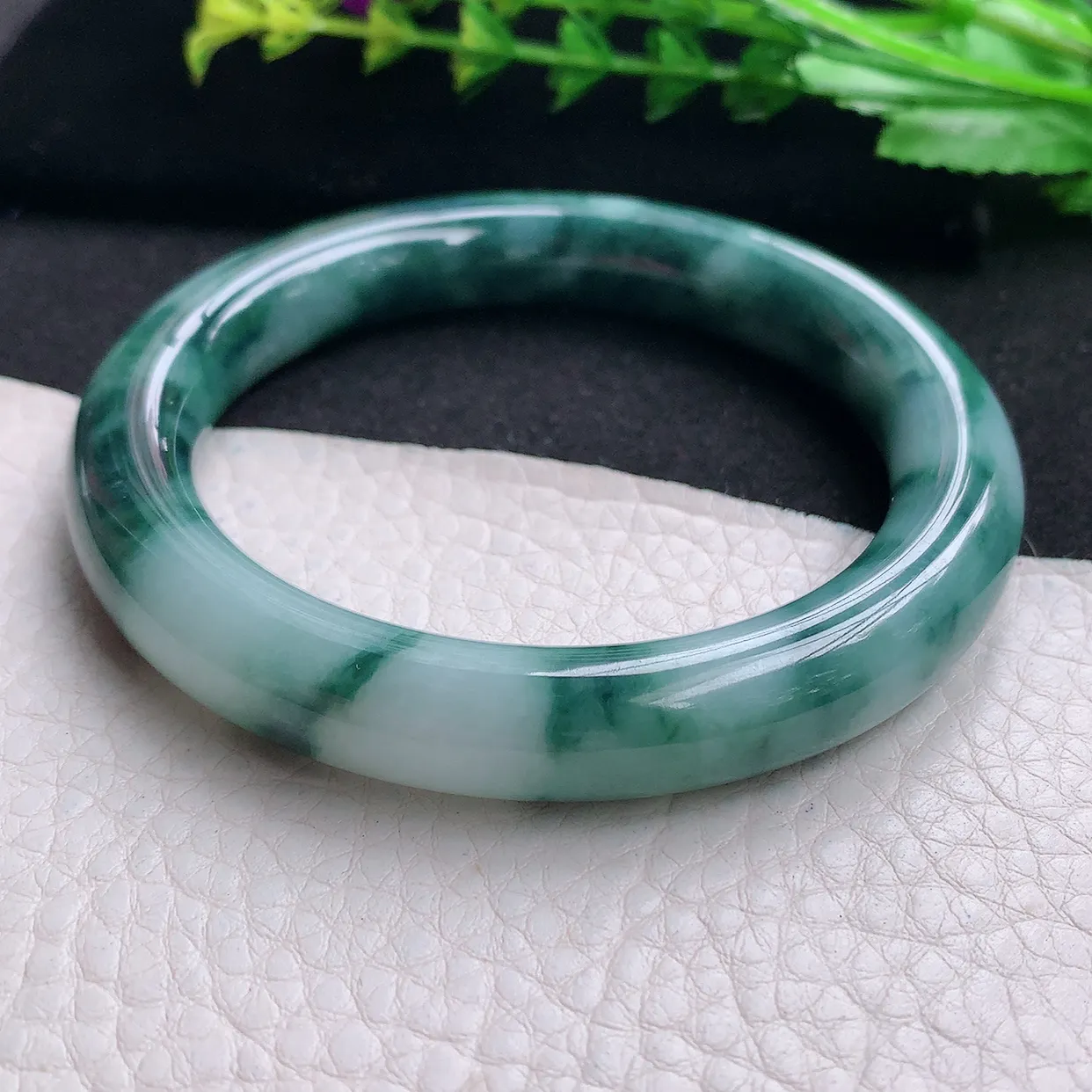 js自然光59*11美人镯 天然缅甸翡翠a货飘花圆条玉手镯 玉手环