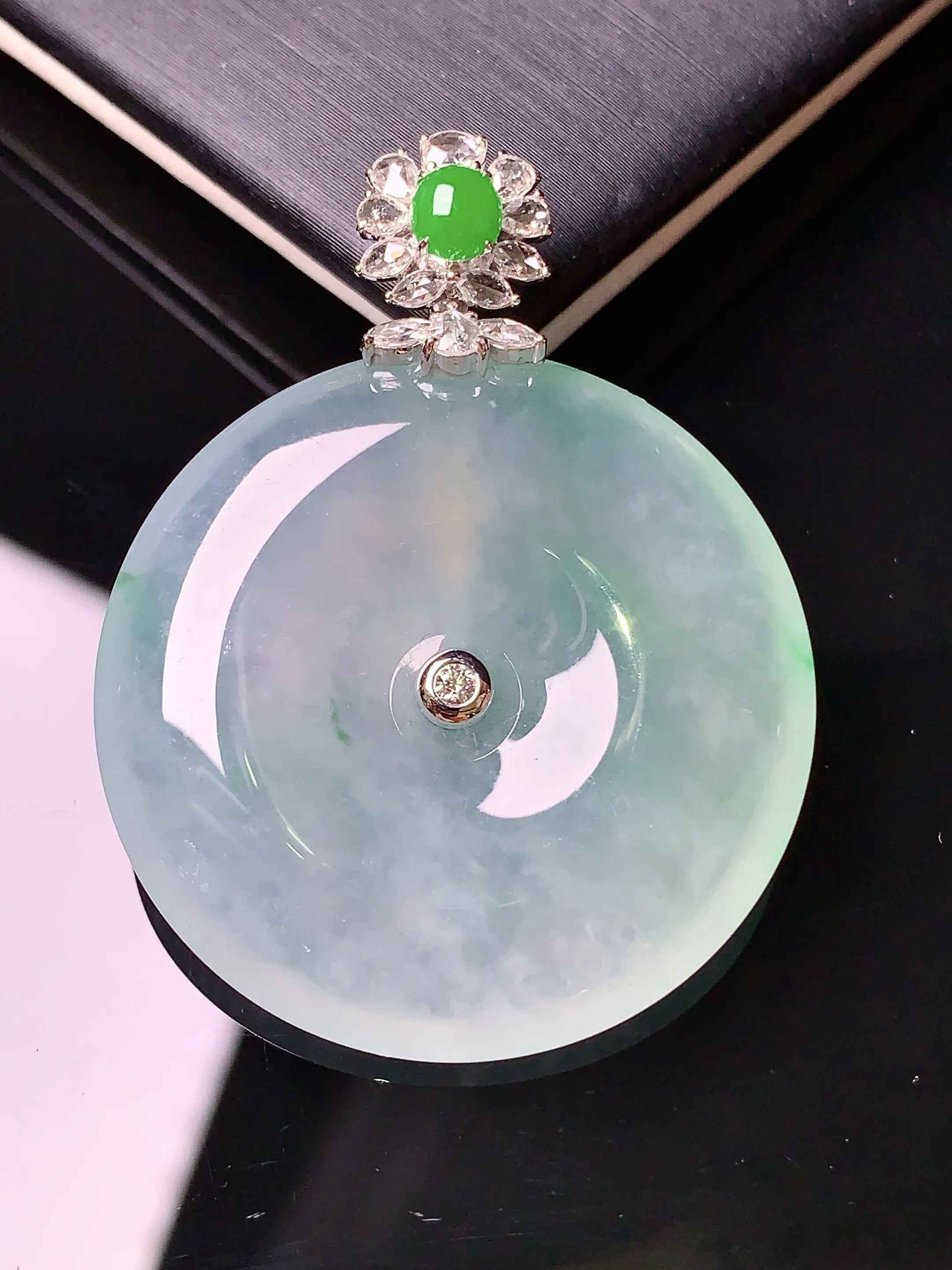 18k金钻镶嵌冰种平安扣吊坠 玉质细腻 色泽艳丽 整体尺寸41*31.6*6