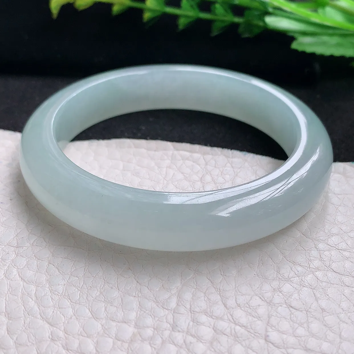 r自然光56*12*8.6平安镯 天然缅甸翡翠a货冰纯起光宽边玉手镯 玉手环