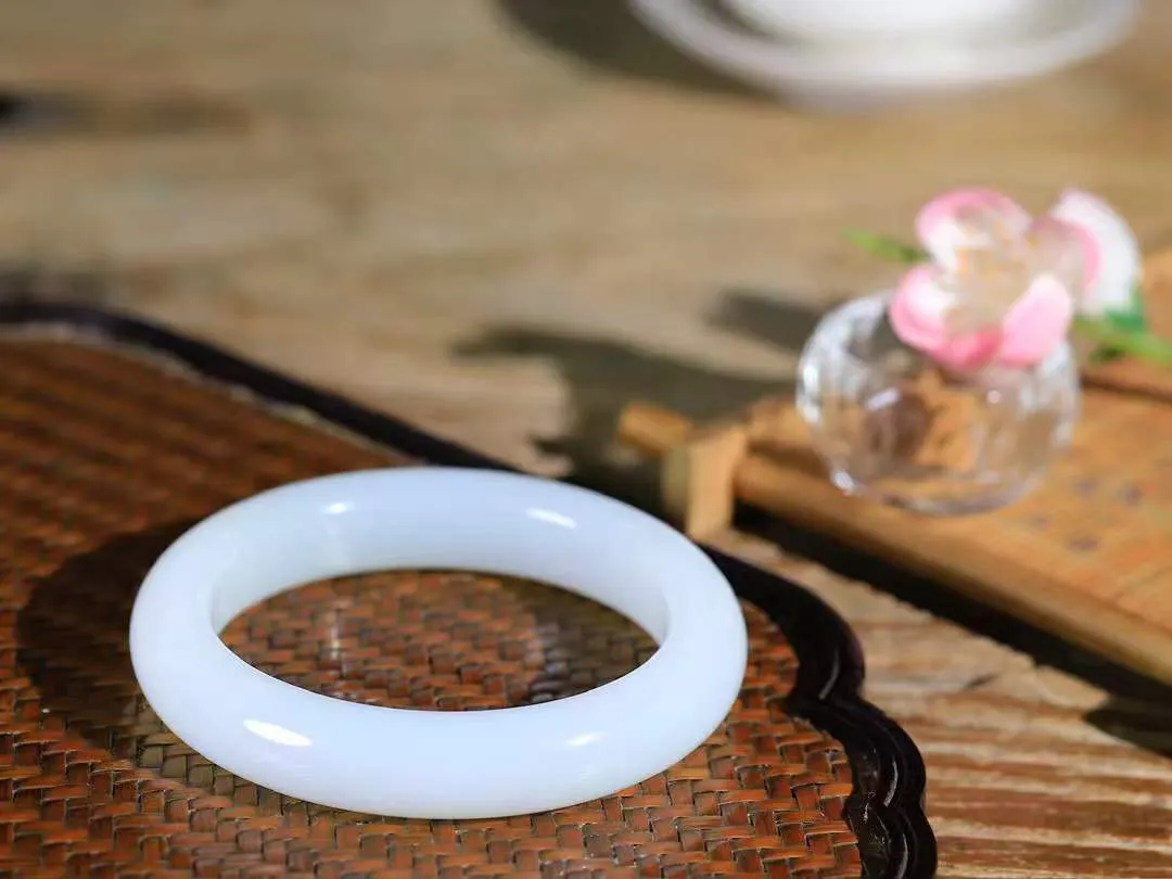 33666（一见倾心.手镯）

收藏级臻品️和田玉糖白玉手镯，玉质温润细腻 油性十足 手感舒适，高