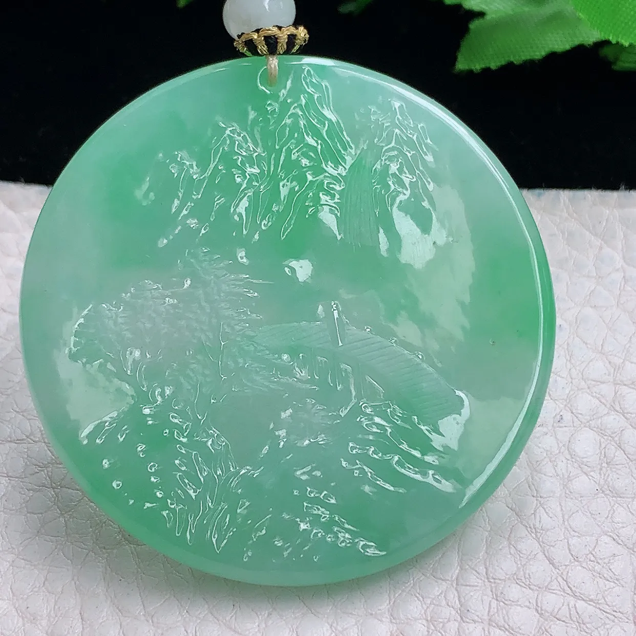 yl自然光53.3*5.2天然缅甸翡翠a货浅雕满绿山水牌玉坠 玉挂件