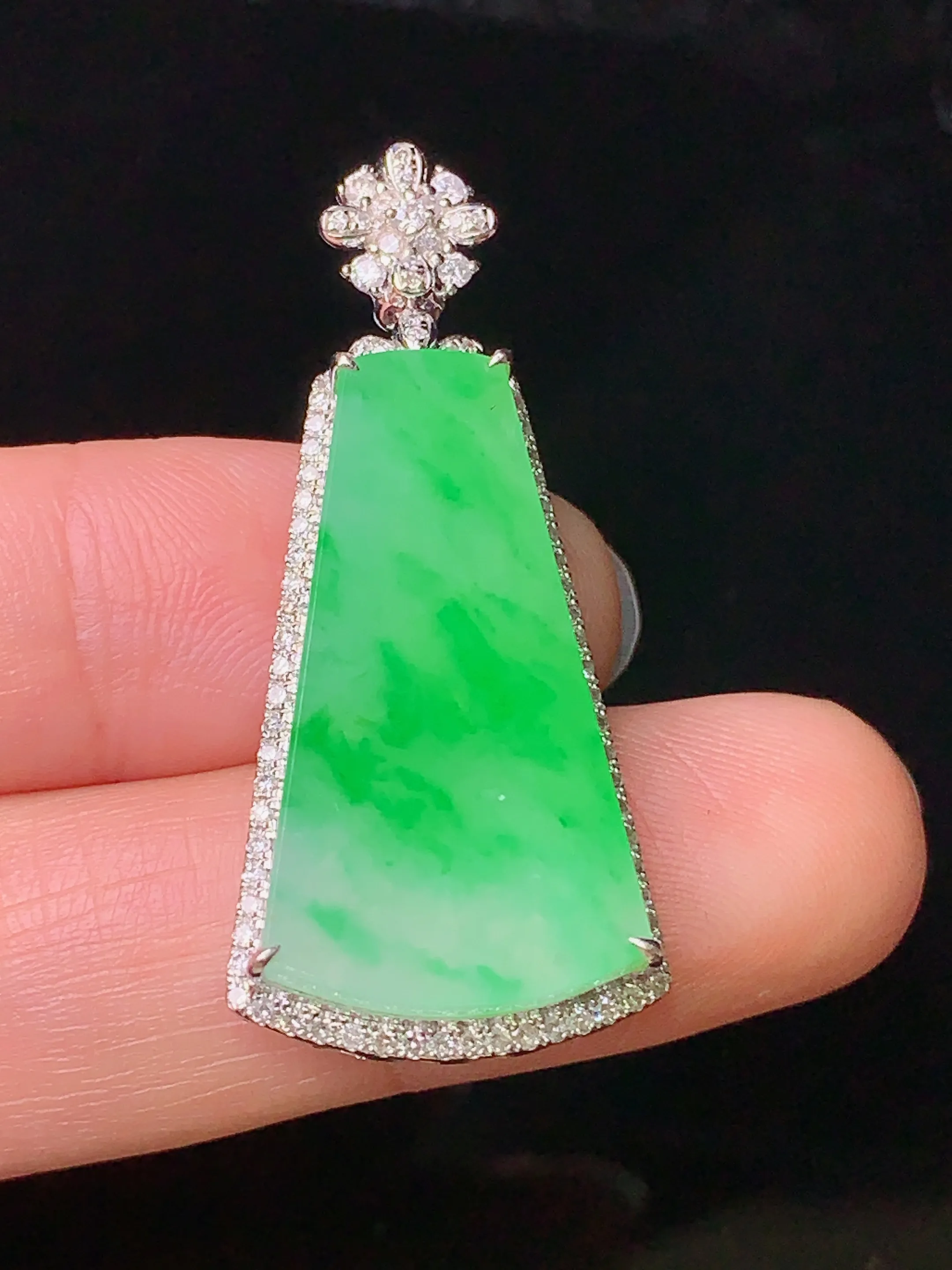 18k金钻镶嵌翠绿无事牌吊坠 玉质细腻 色泽艳丽 整体尺寸38.5*17*6.5