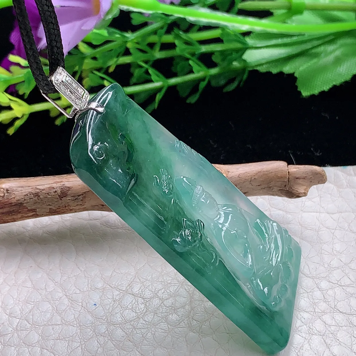 yl自然光53.4*28.8*5.8天然缅甸翡翠a货精雕冰蓝山水观音玉坠 玉挂件