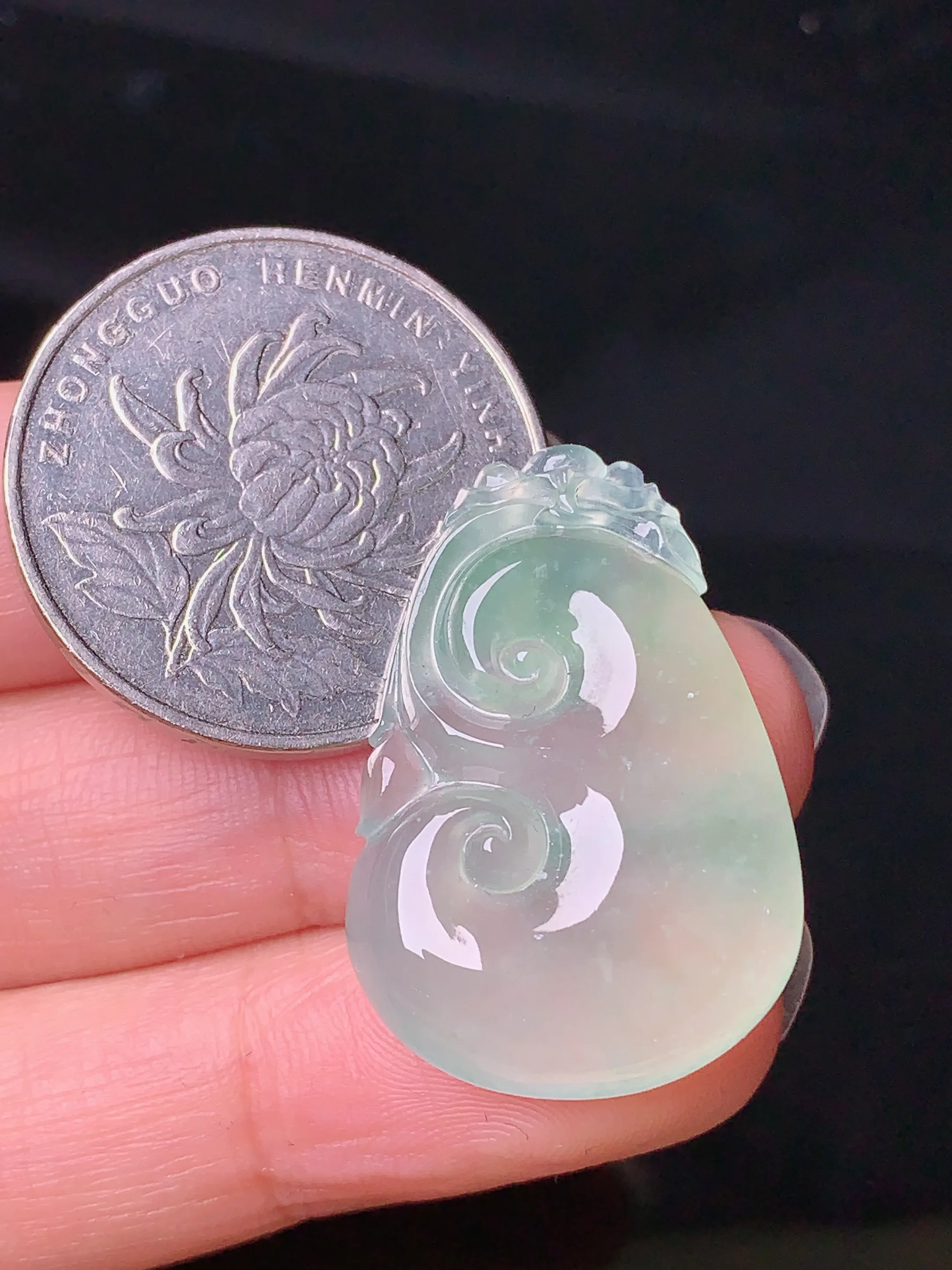 冰种如意吊坠 玉质细腻 色泽艳丽 整体尺寸29*19.7*5.5