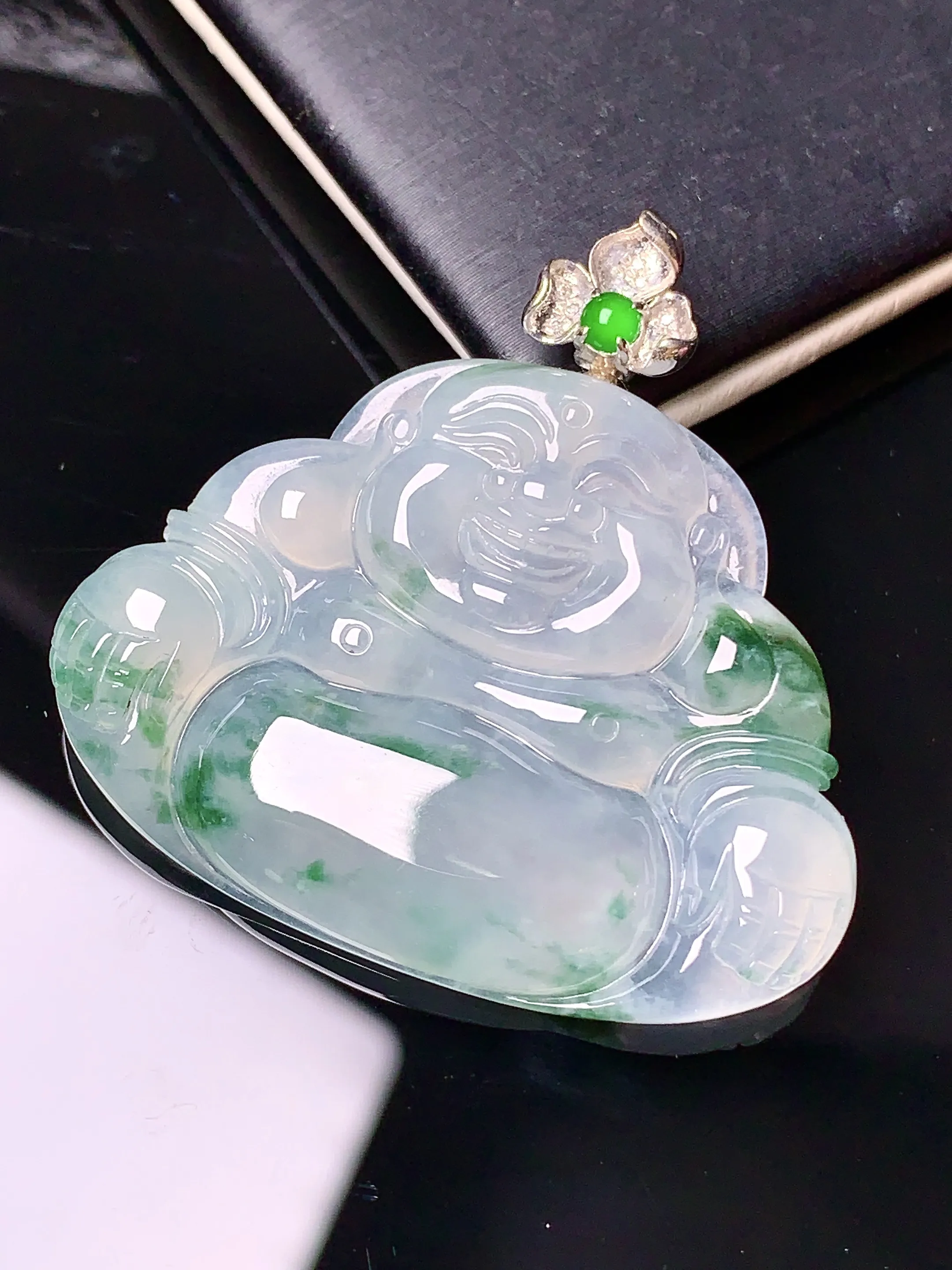 18k金钻镶嵌冰种飘绿佛公吊坠 玉质细腻 色泽艳丽 整体尺寸35*36*4.8