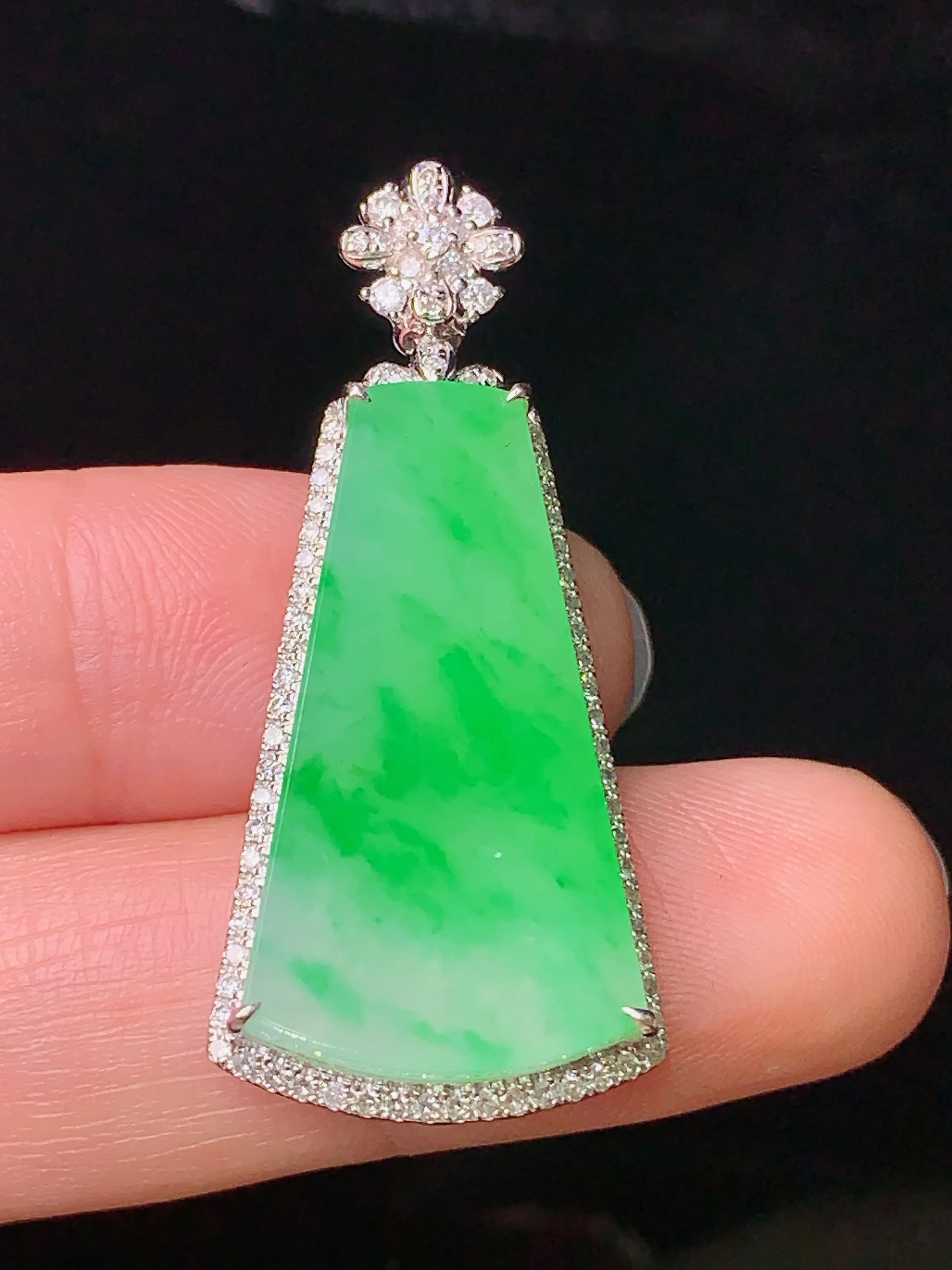 18k金钻镶嵌翠绿无事牌吊坠 玉质细腻 色泽艳丽 整体尺寸38.5*17*6.5