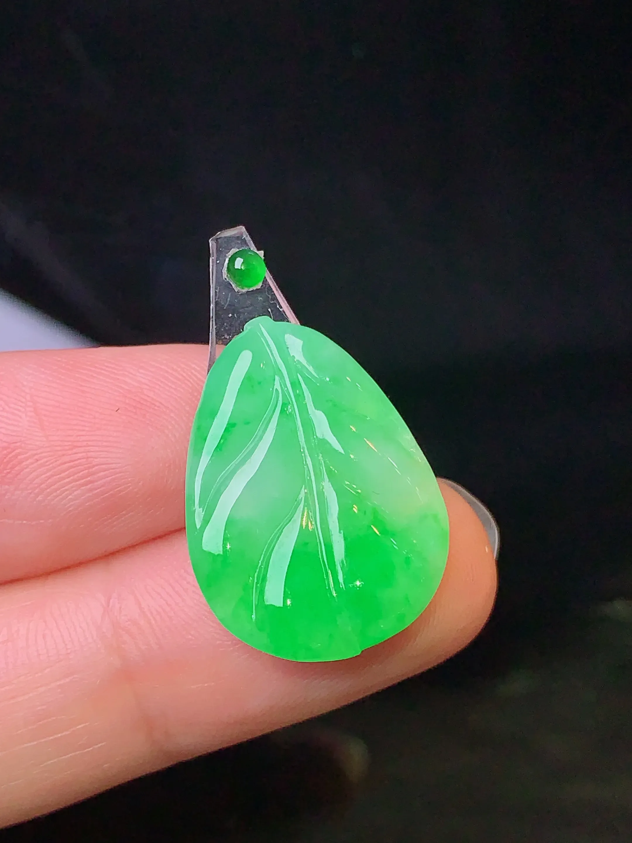 镶嵌款 翠绿树叶吊坠 玉质细腻 色泽艳丽 整体尺寸21.6*16*2.8