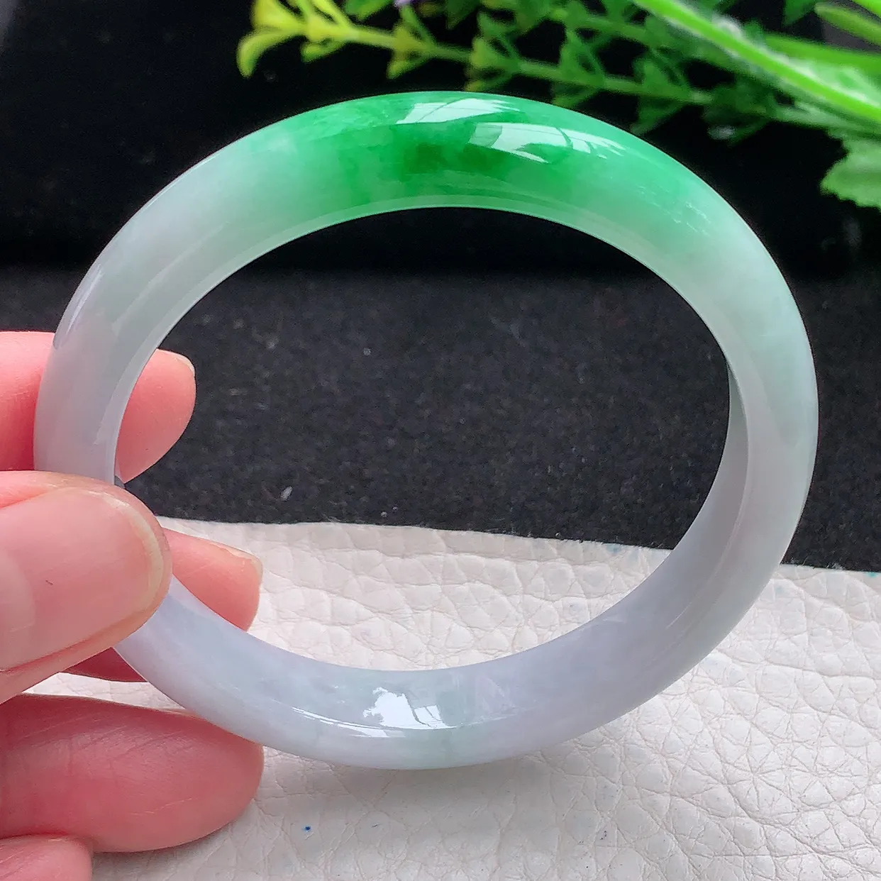 n自然光53.5*11*7平安镯 天然翡翠a货飘阳绿清秀宽边玉手镯 玉手环