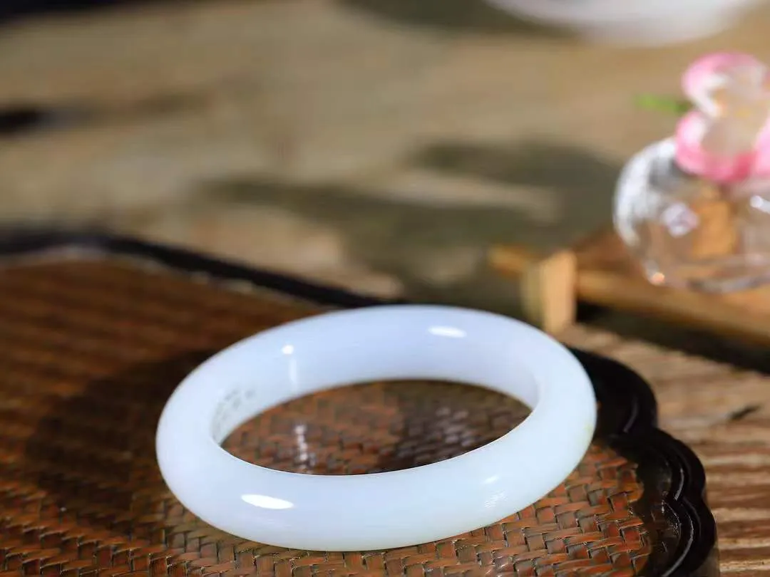 [温润如玉.手镯]

收藏级臻品和田玉糖白玉手镯。玉质温润细腻 油性十足 手感舒适，高华雅逸，线条