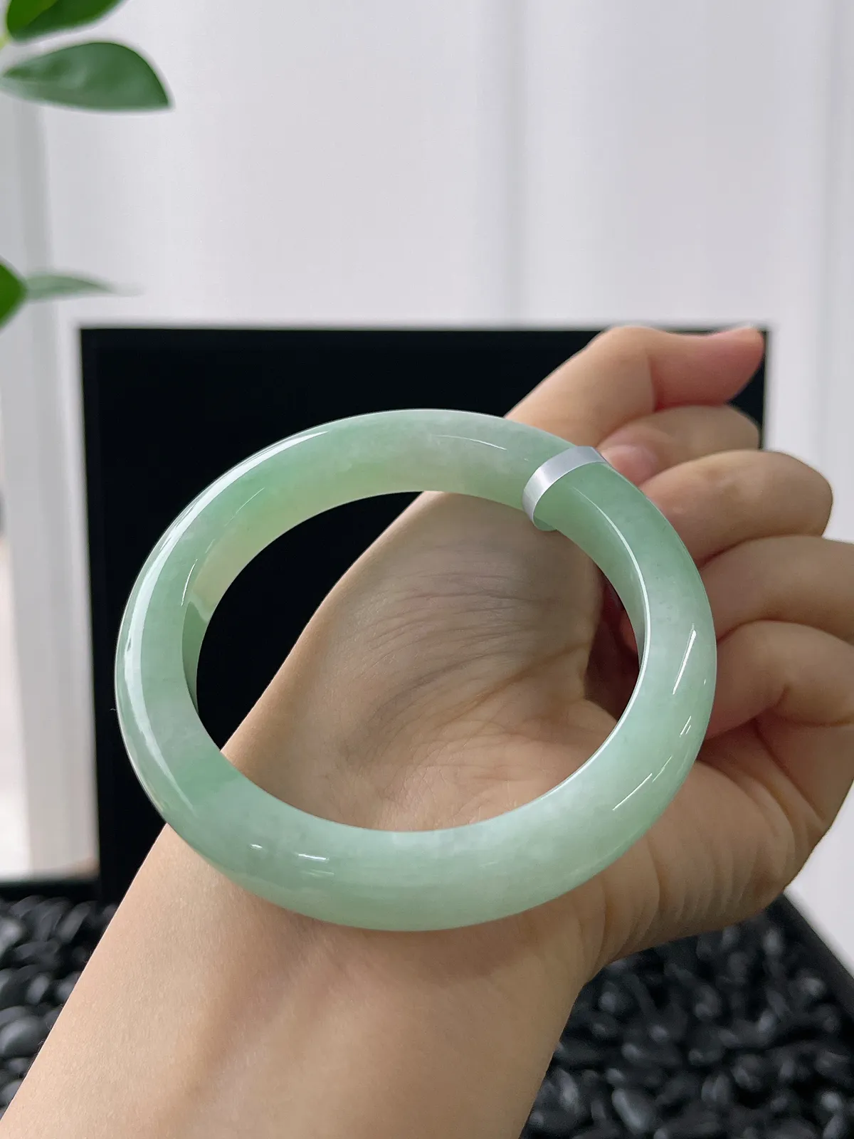 正圈55.1圈口，翡翠糯化种淡绿色手镯