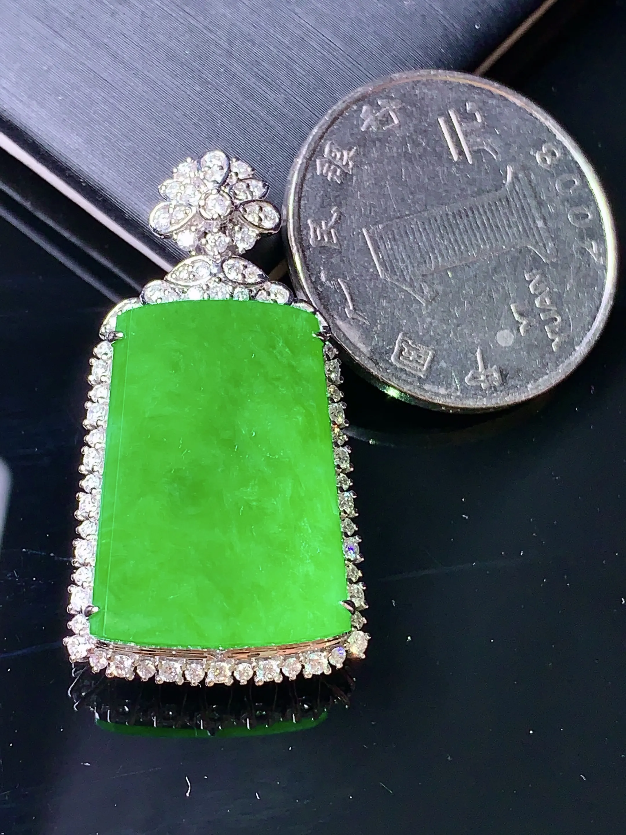 18k金钻镶嵌翠绿无事牌吊坠 玉质细腻 色泽清新艳丽 整体尺寸35.2*19*10