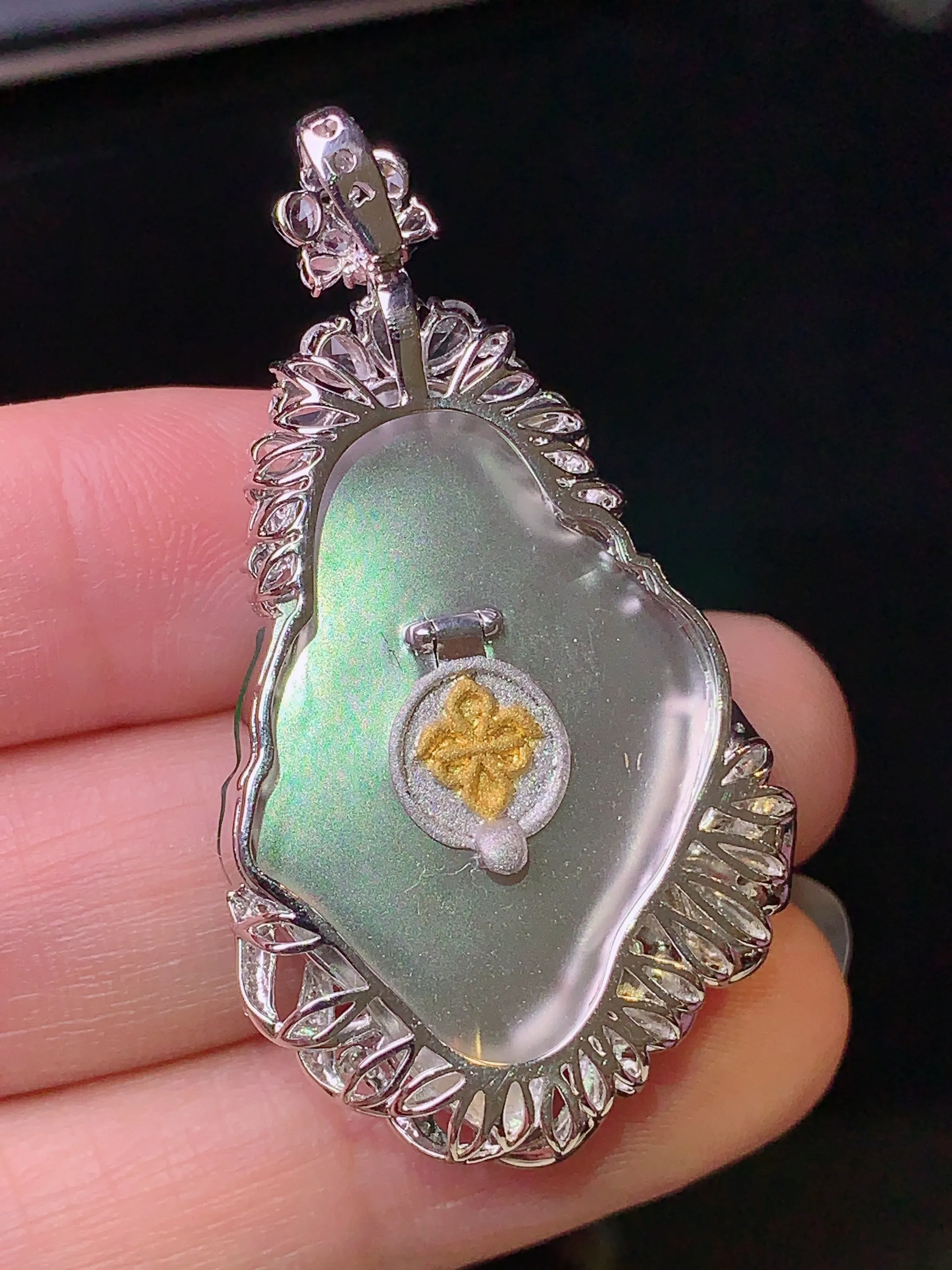 18k金钻镶嵌翠绿宝宝观音吊坠 玉质细腻 色泽艳丽 整体尺寸44.8*24.8*6.5