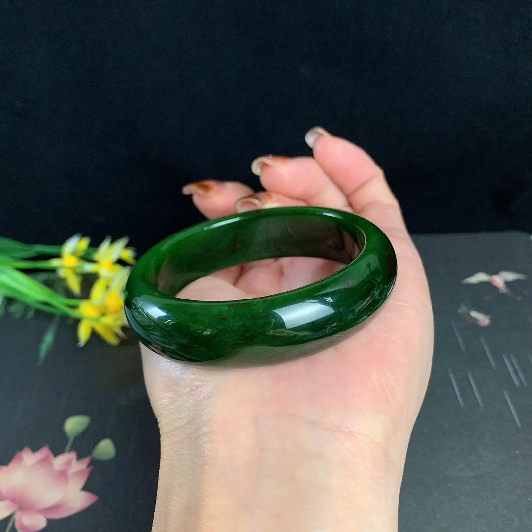 和田玉53.8圈口菠菜绿碧玉手镯！圈口53.8宽15.8重54.5克，玉质细腻油润 底色纯净 无纹裂 脂粉好，品质高