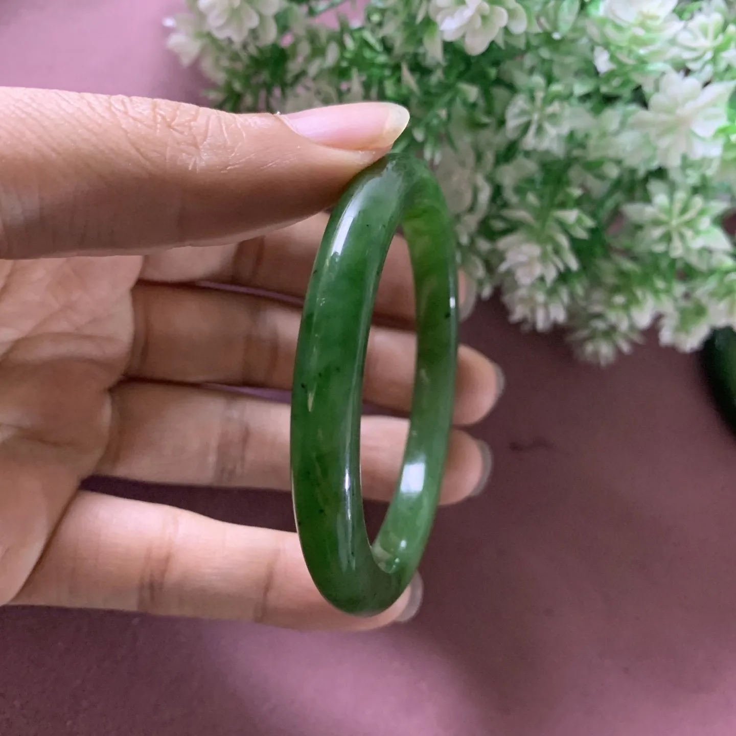 和田玉碧玉55圈口阳绿色手镯，圈口55宽8.3mm 重29.8玉质细腻油润，密度紧凑，琢型圆润，高脂