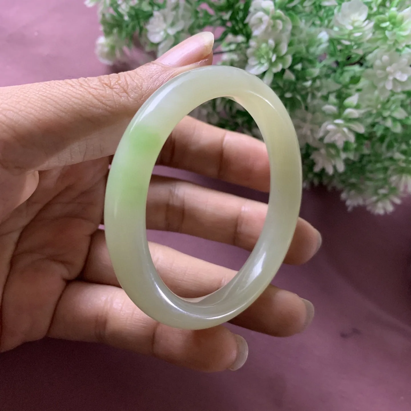 和田玉55圈口翠青手镯，玉质细腻油润 底色纯净，脂粉好，品质高