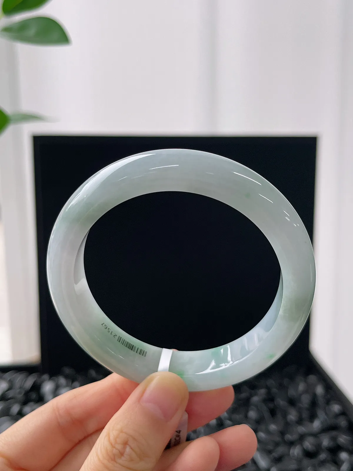 正圈56.7圈口，翡翠糯化种飘绿手镯