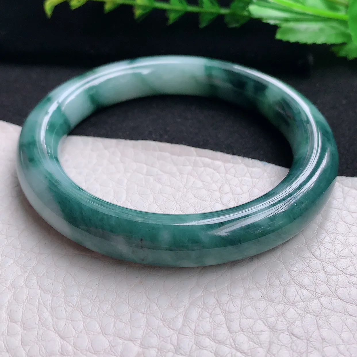 js自然光59*11美人镯 天然缅甸翡翠a货飘花圆条玉手镯 玉手环