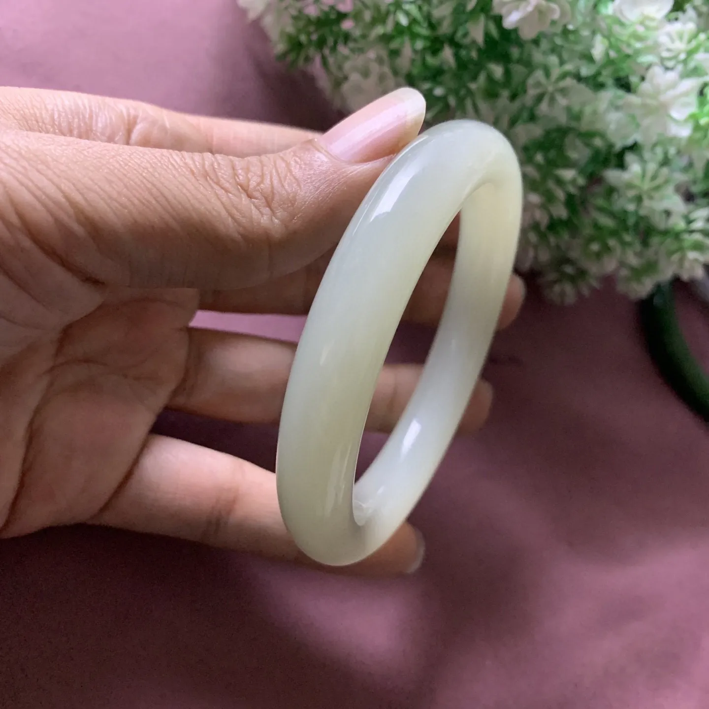 和田玉58.3圈口晴水色手镯，玉质细腻油润，密度紧凑，琢型圆润，高脂粉，品相大，佩戴端庄典雅