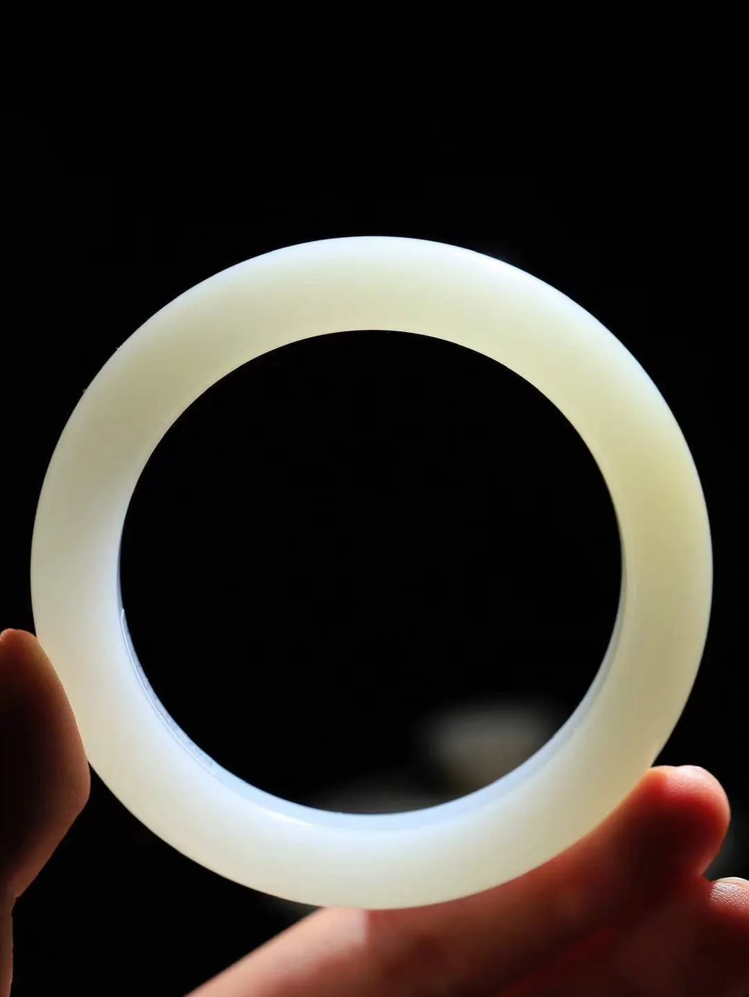 33666（一见倾心.手镯）

收藏级臻品️和田玉糖白玉手镯，玉质温润细腻 油性十足 手感舒适，高华雅逸，线条流畅，简约大气，美自天成，素雅高贵。佩戴于腕间，婉约之美，举手投足间透出那低调奢华。重74克  尺寸59-13.5-10.3mm FDA79110626