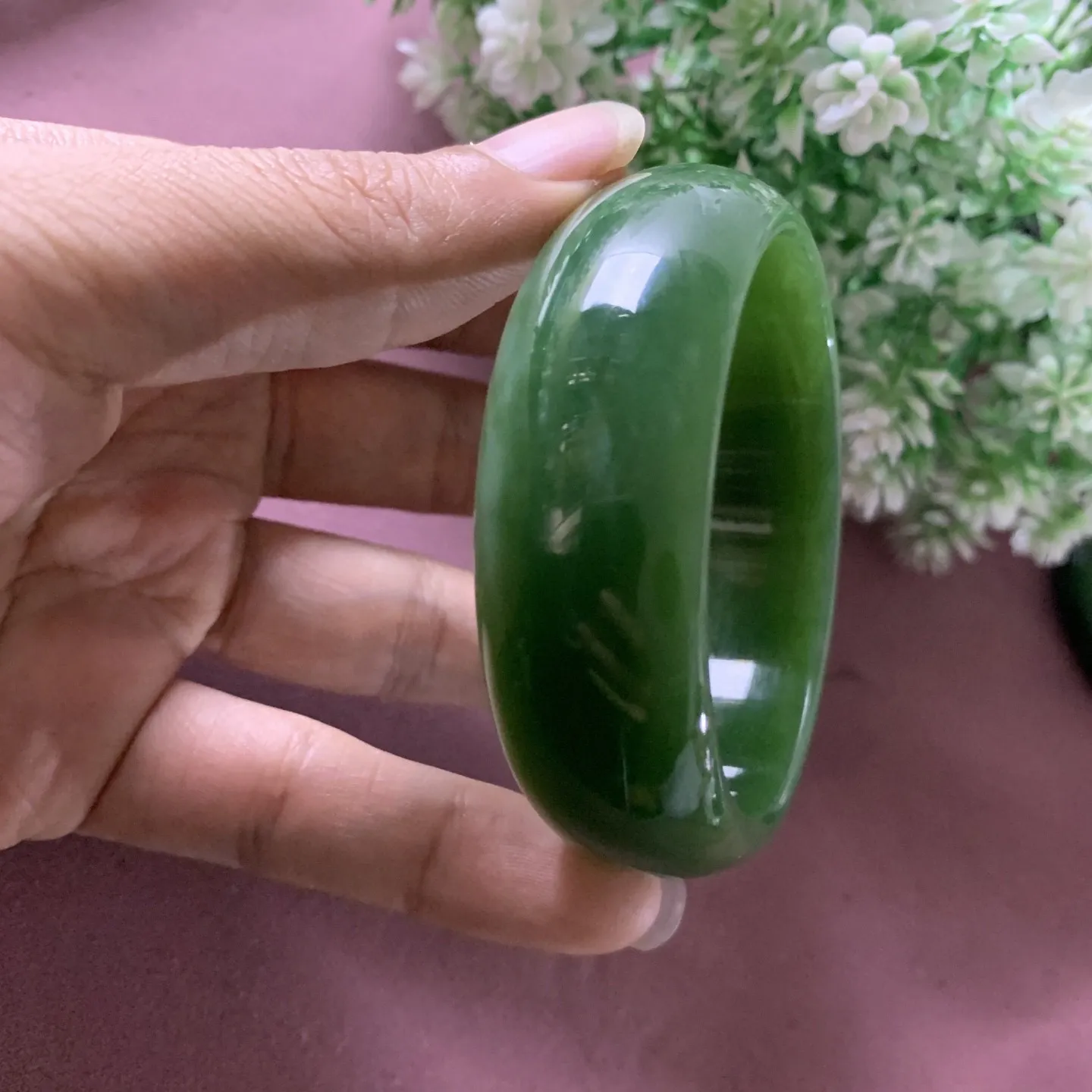 珍藏品，和田玉碧玉58.5圈口阳绿色宽版手镯，玉质细腻油润，密度紧凑，琢型圆润，高脂粉，品相大，佩戴端庄典雅