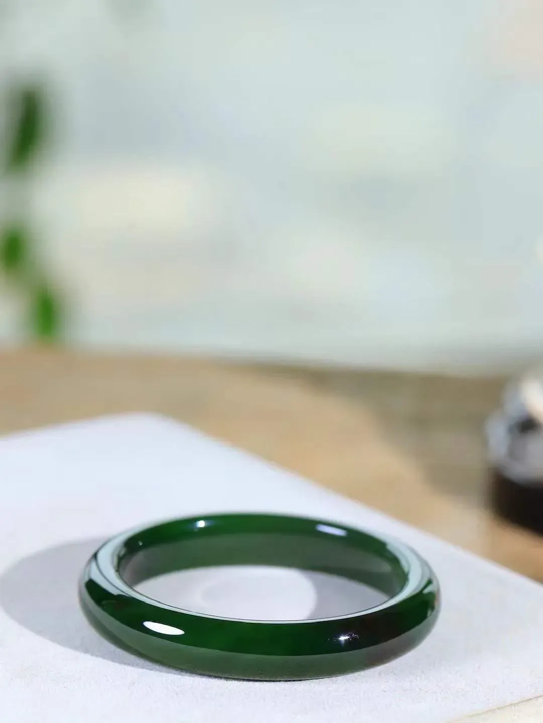 【碧波流转·手镯】

精品️和田玉碧玉手镯，玉质细腻温润，手感舒适，️线条流畅，简约大气，美