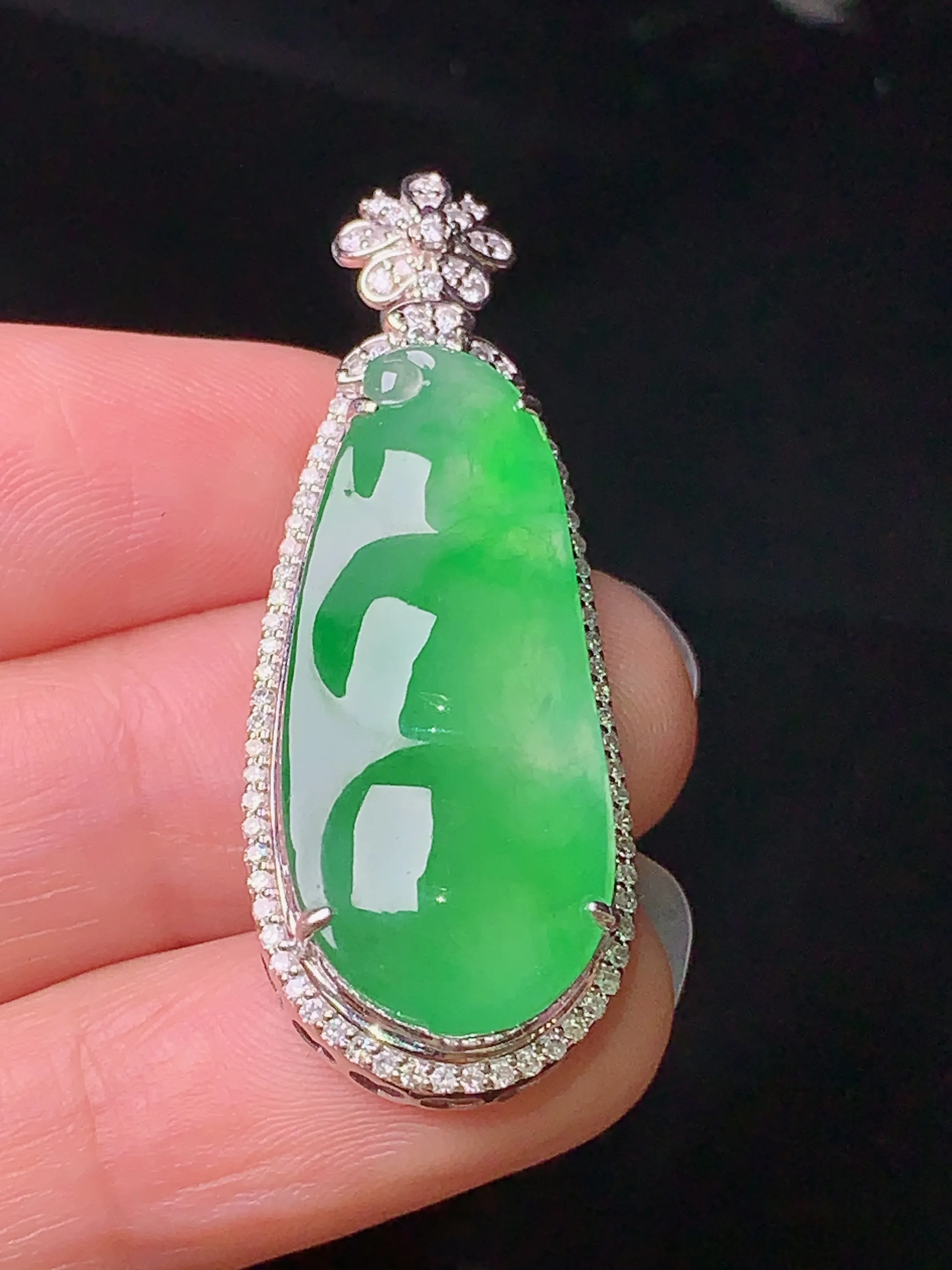 18k金钻镶嵌翠绿四季豆吊坠 玉质细腻 色泽清新艳丽 整体尺寸41.2*15.5*9