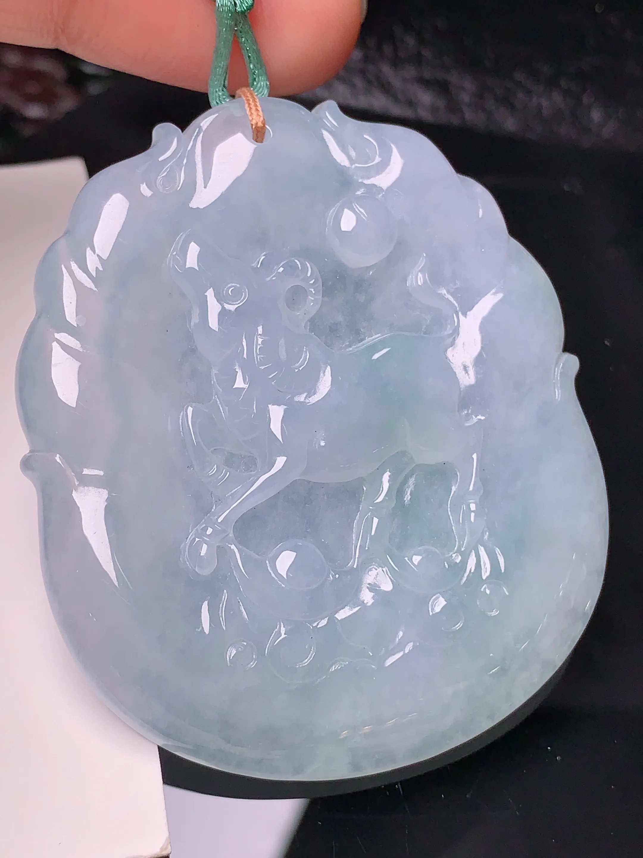 生肖羊牌吊坠 玉质细腻 色泽艳丽 整体尺寸52.2*43.8*5.5